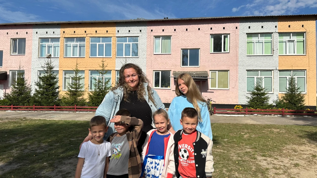 На подвір’ї школи — безпритульні собаки: батьки б'ють на сполох через тварин у Клесівському ліцеї