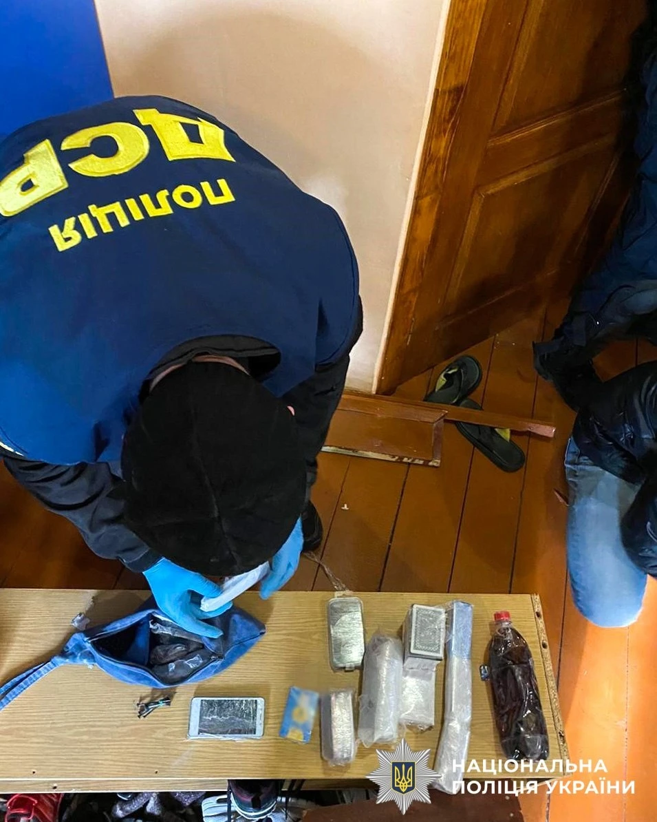 Вимагали гроші у СІЗО та погрожували: чоловіка з Дубровиці засудили до 9 років вʼязниці