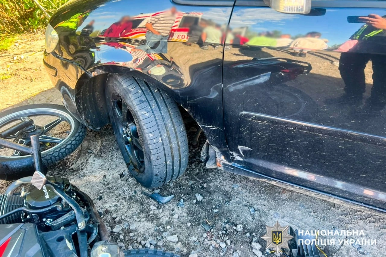 У селі на Рокитнівщині мотоцикл в’їхав у авто: травмувалися троє людей