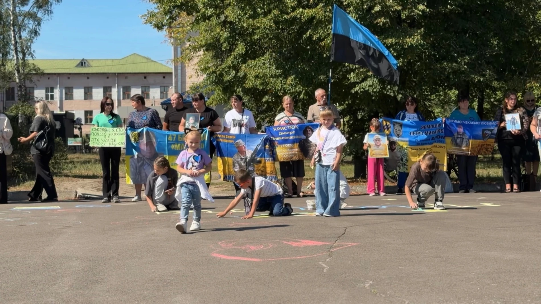 «Між небом і землею», «Серце Надії» та перша акція: у громадах Сарненщини підтримали тих, хто чекає