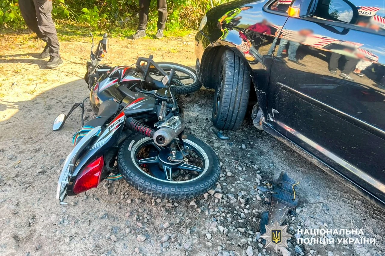 У селі на Рокитнівщині мотоцикл в’їхав у авто: травмувалися троє людей