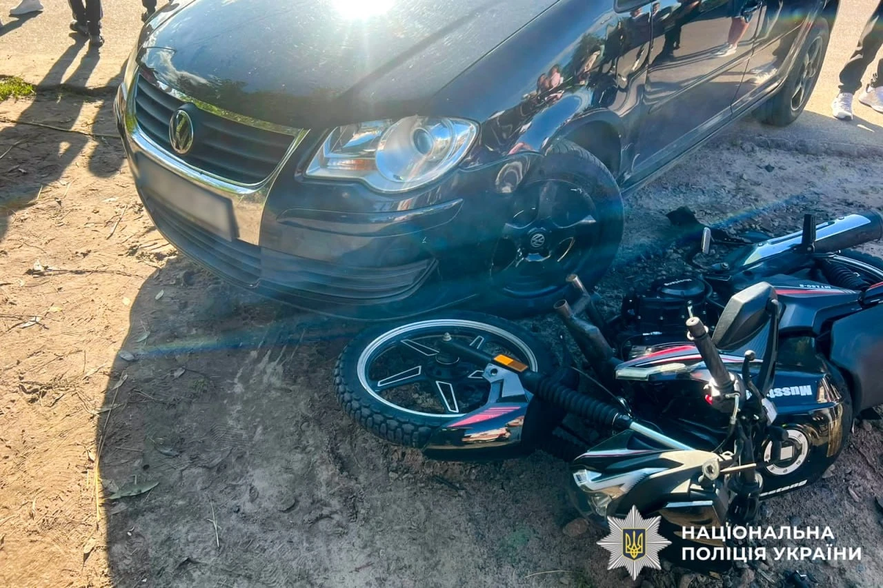 У селі на Рокитнівщині мотоцикл в’їхав у авто: травмувалися троє людей