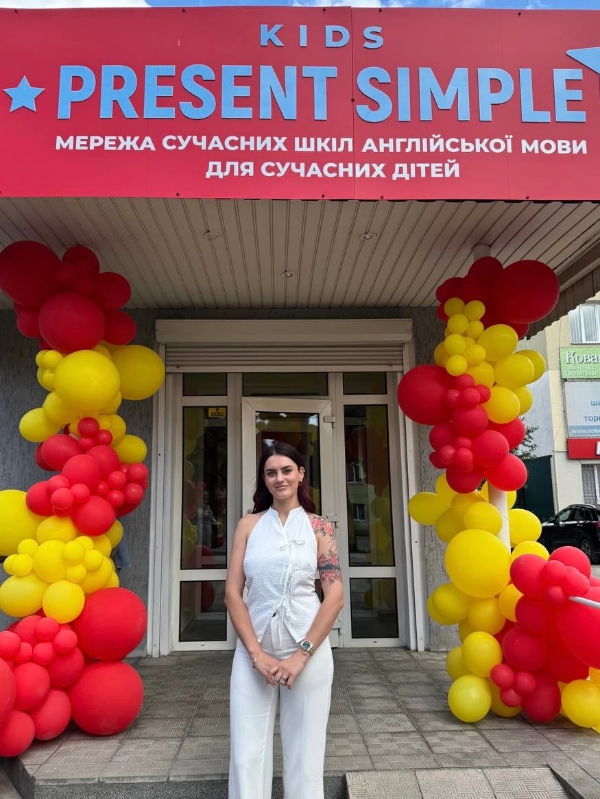 Без зубріння та страху помилок: у Сарнах запрацювала сучасна школа англійської мови Present Simple