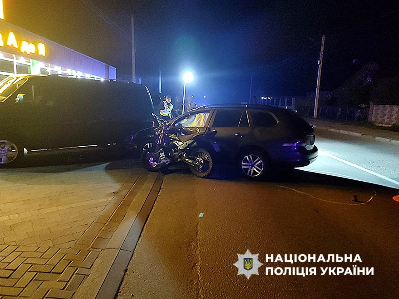 У Сарнах в аварії за участі пʼяти транспортних засобів травмувалися підлітки на мотоциклі: що відомо