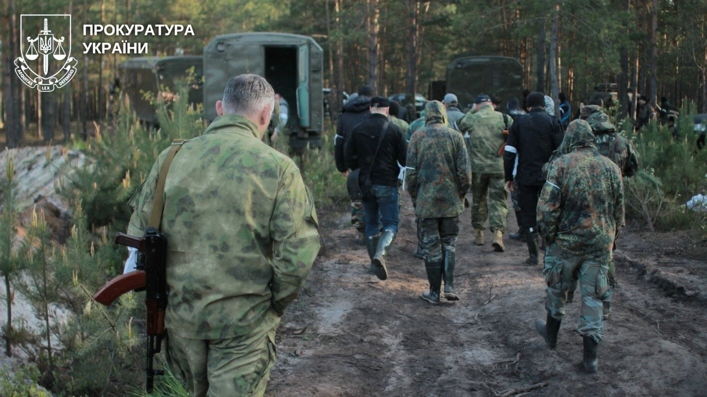 Стріляли по авто і били людей: на Сарненщині засудили 11 «керівників» над бурштинокапачами