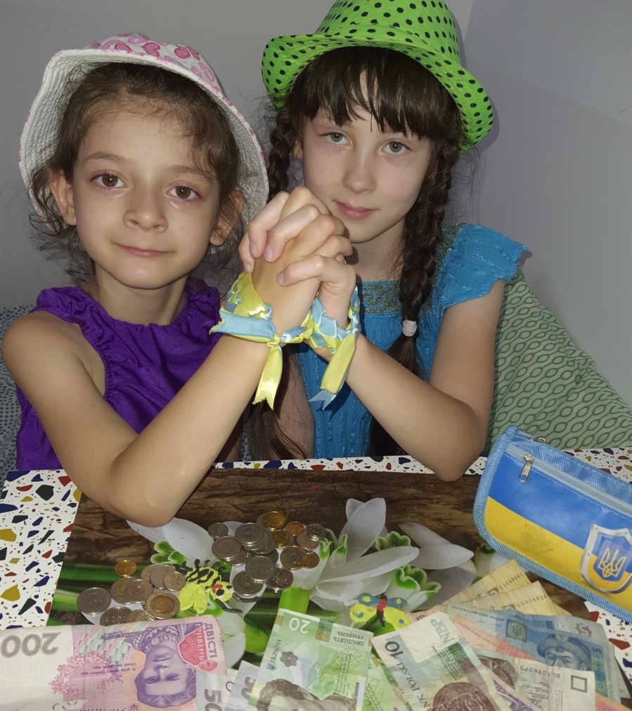 Емілія з сестричкою Мирославою та їх перші збори під час повномасштабної війни.