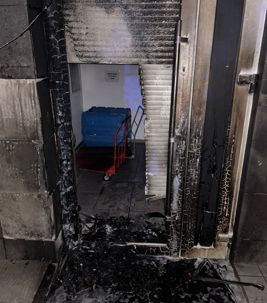 Підпалені двері.