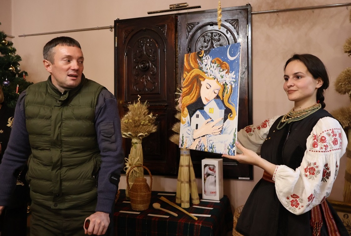 Андрій Опалько презентує власну картину «Оберіг».