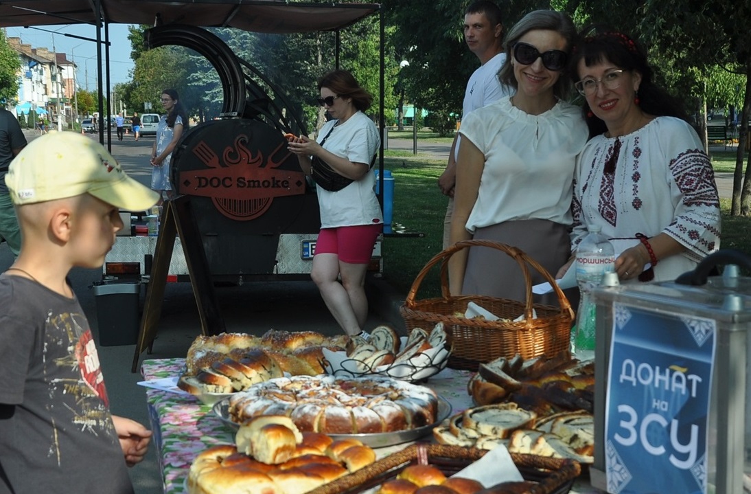 Частування пирогом за донат.