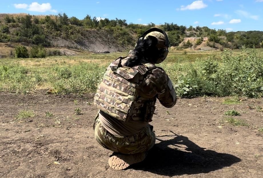 Військова Галина Артюшок на тренувальних стрільбах.