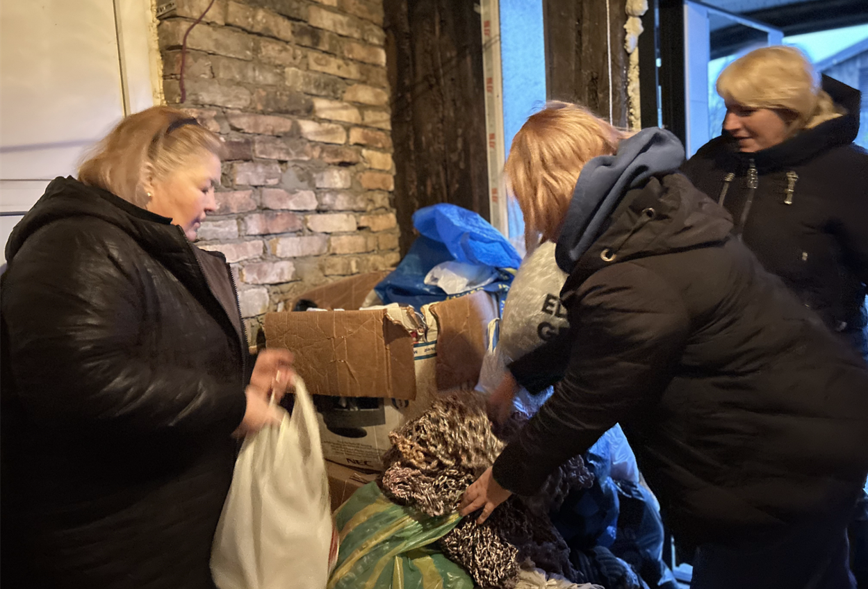Волонтерки обмінюють готові сітки на нитки для нової партії.