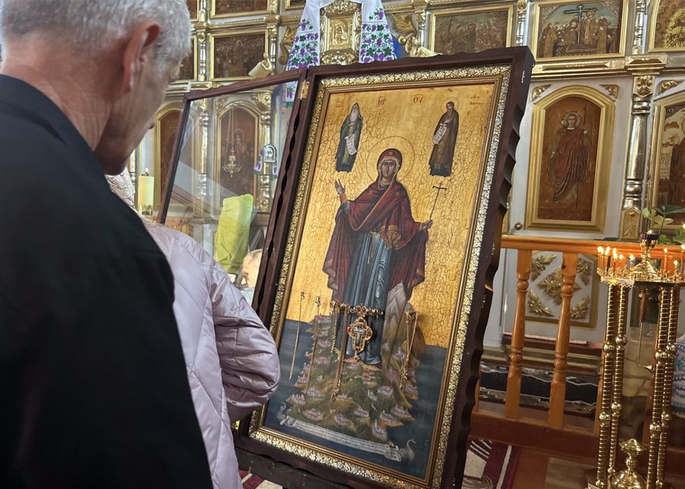 Люди приклоняються до ікони «Ігуменя Святої Гори Афон».
