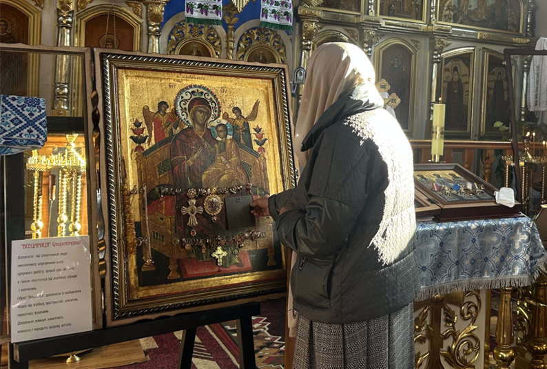 Люди приклоняються до ікони «Всецариця».