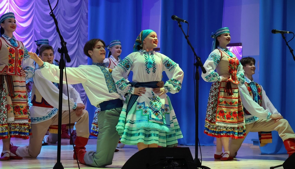 Виступ танцюристів.