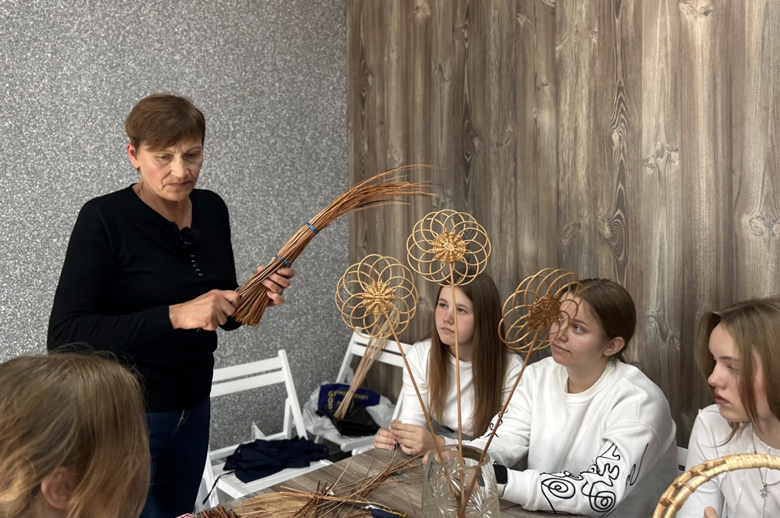 Пані Тетяна демонструє учням матеріали.