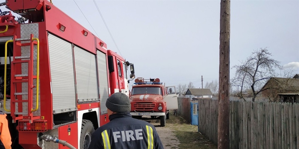 Добровільна пожежна дружина працює на пожежі в селі Глушиця, 2020 рік.