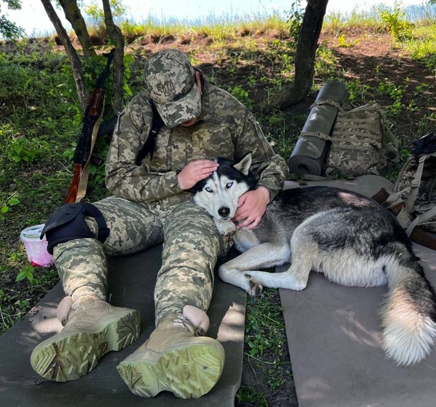 Галина з хаскі на службі.