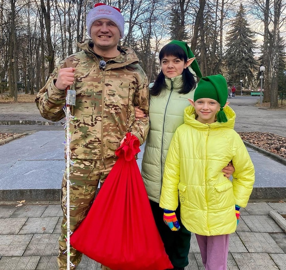 Віталій Верес із родиною роздає передноворічні смаколики перехожим.