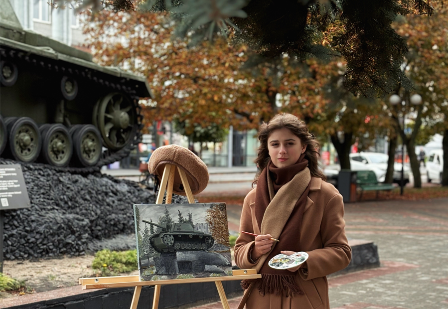 Аліна Набухотна зі щойно створеною картиною та живим референсом.