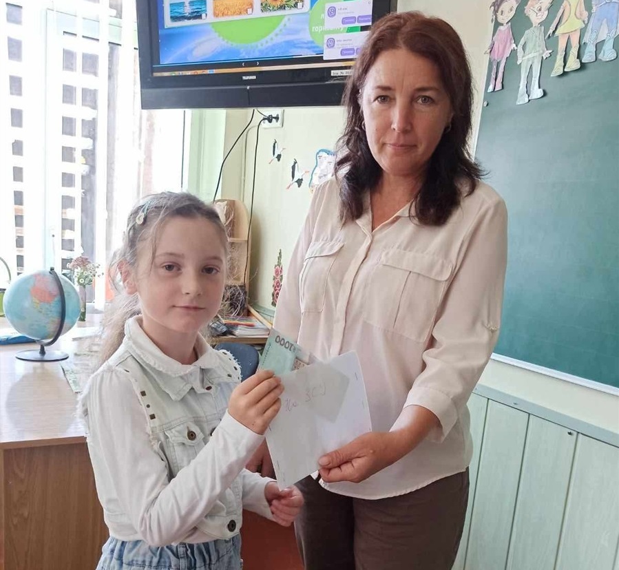 Оксана Кабанець з ученицею Поліною, яка назбирала 1000 гривень для захисників.