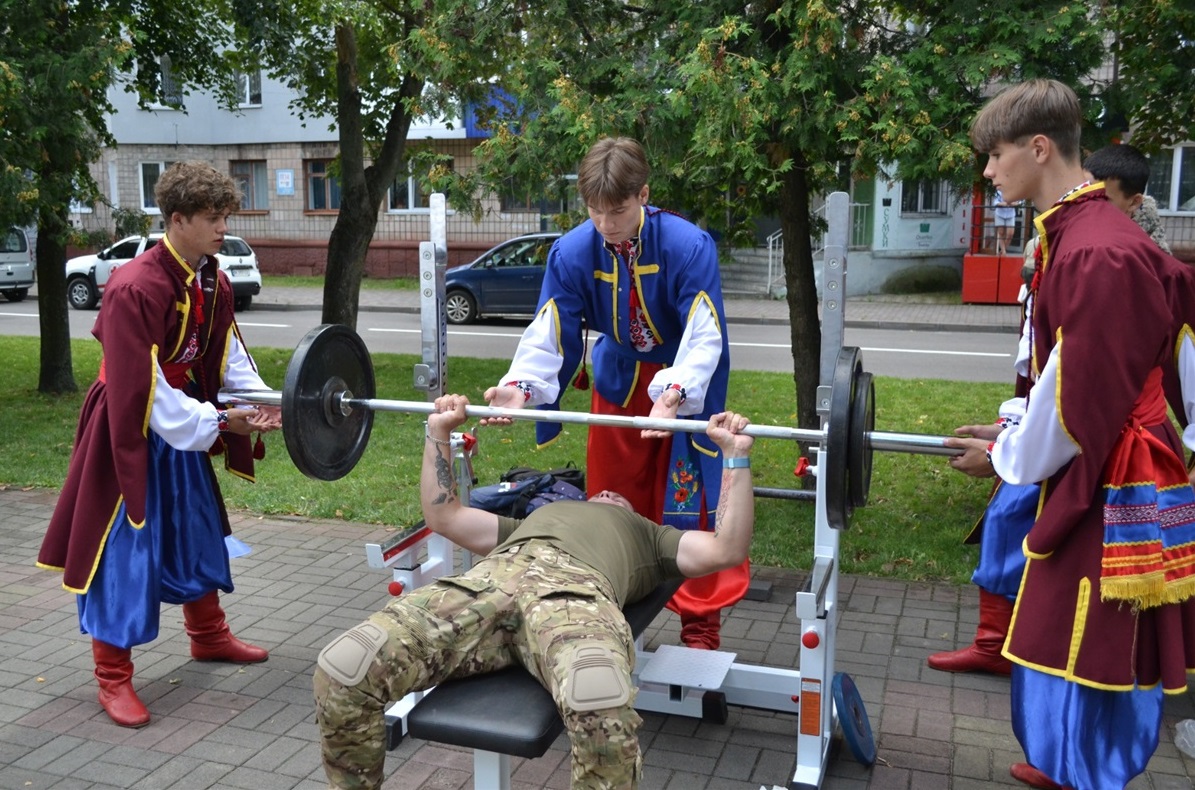 Жим на локації зі штангою.