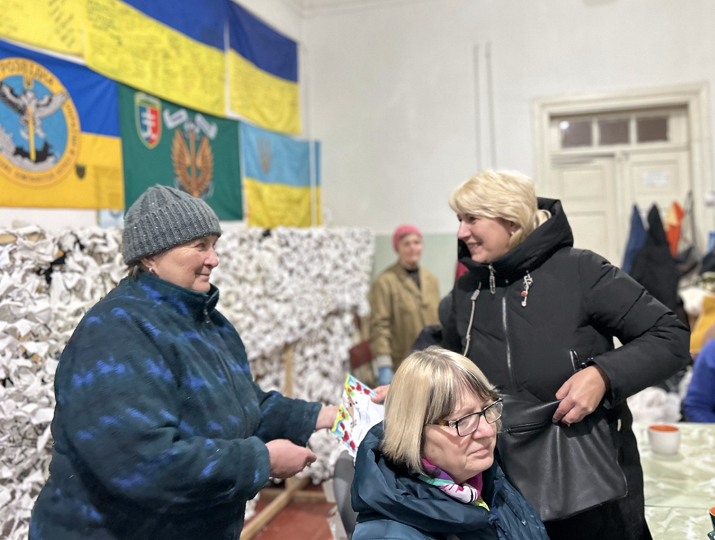Олена Мирончук отримує подяку від волонтерського центру.