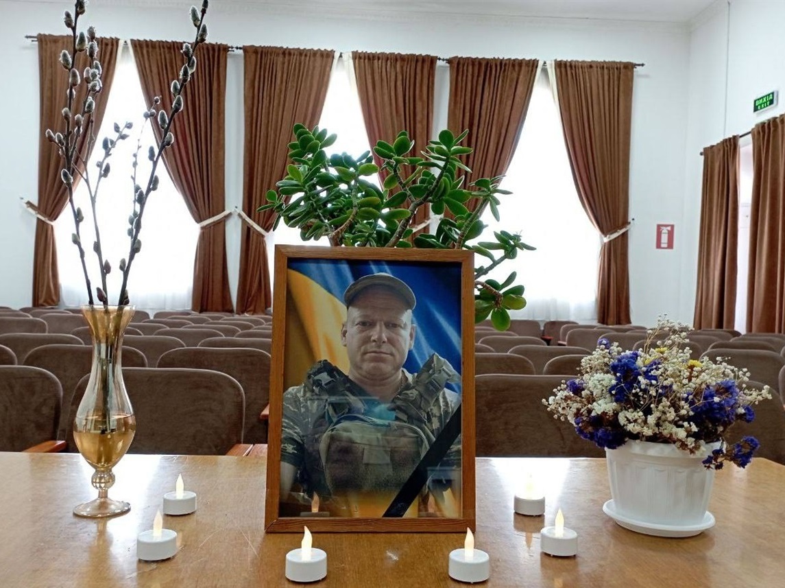 Портрет Олександра Касацького в Сарненській мистецькій школі, де він працював.