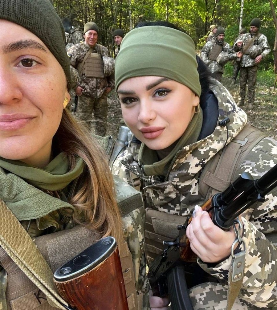 Галина Артюшок з посестрою та побратимами.