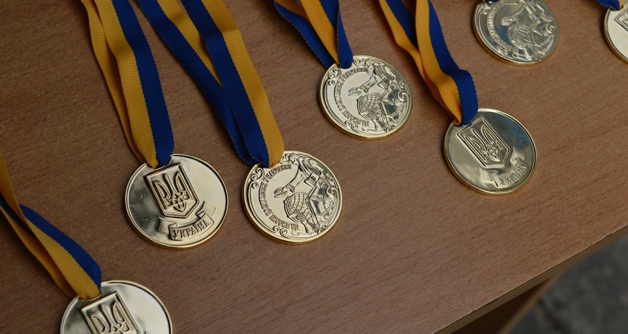 Медалі випускникам.