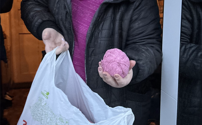 Олена Сітякова демонструє нитки, якими завантажений коридор її оселі.