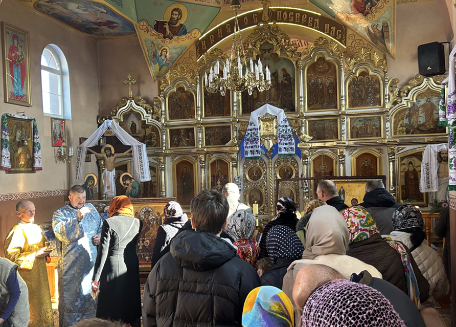 Миропомазання у храмі Почаївської ікони Божої Матері дияконом Сергієм.