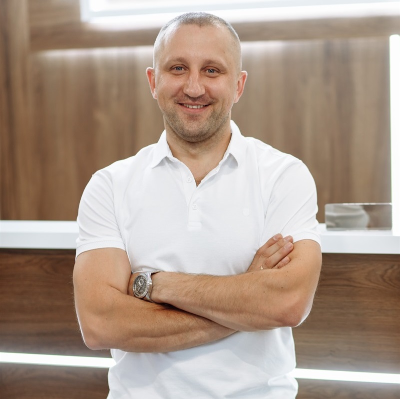 Михайло Дебелий, засновник MDLIFE CLINIC, лікар-стоматолога з багаторічним стажем.