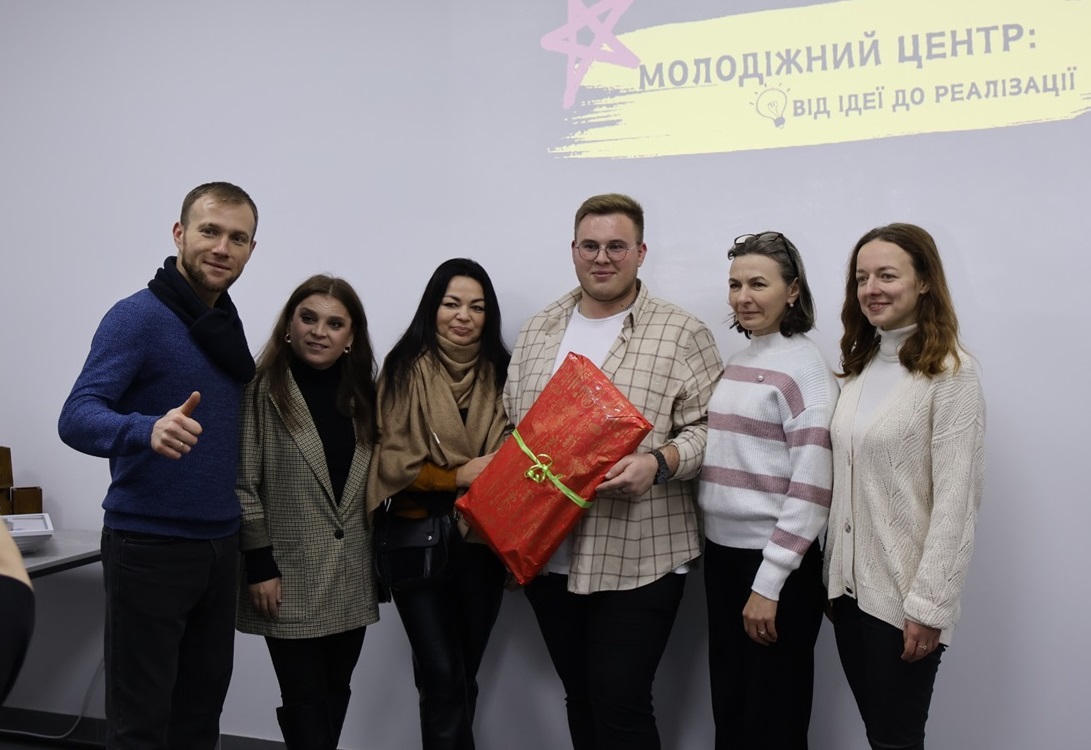 Гості центру на офіційному відкритті.