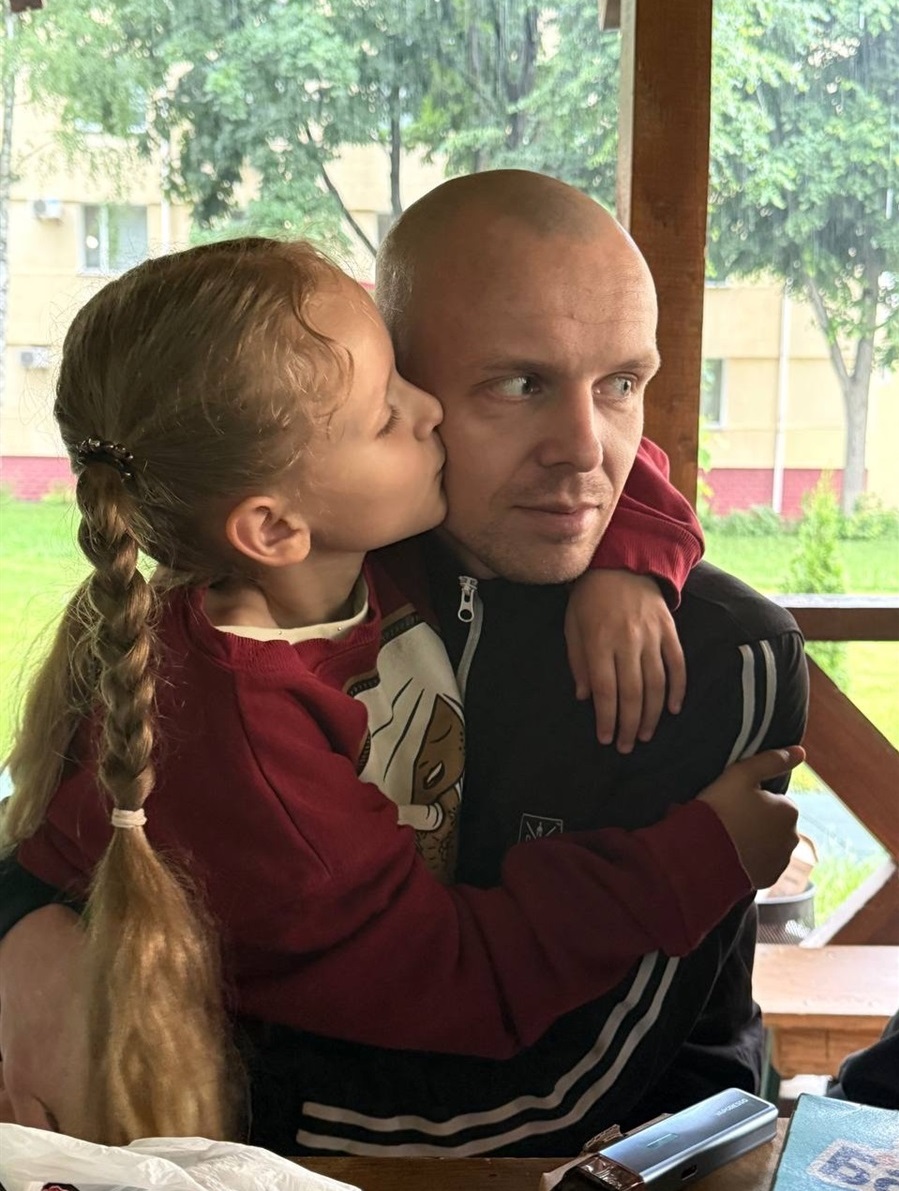 Зустріч сімʼї після звільнення з полону.