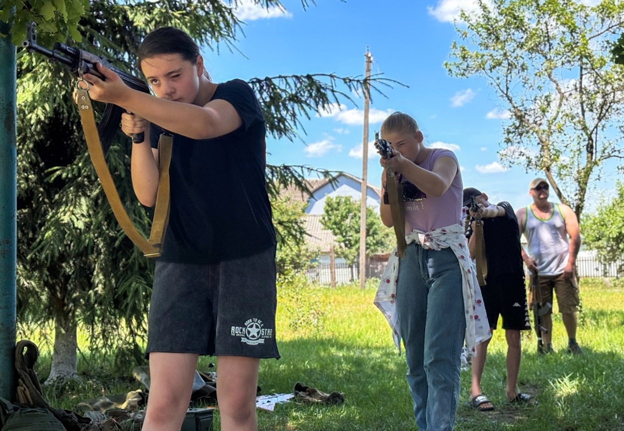 Тетяна (ліворуч) на вишколі.