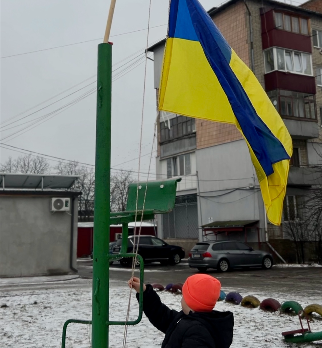 Влад демонструє, як працює конструкція.