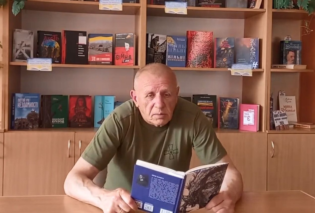 Юрій Погуляєв за книгою.