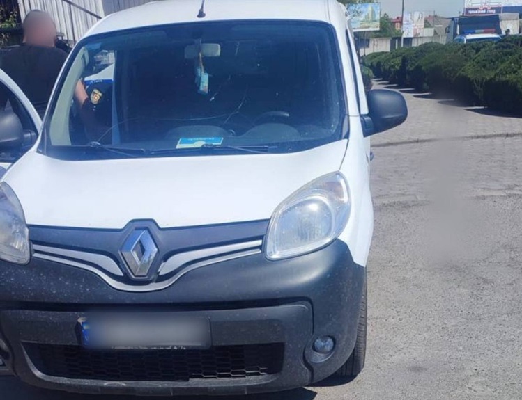 Автомобіль, у багажнику якогось знайшли тютюнові вироби.