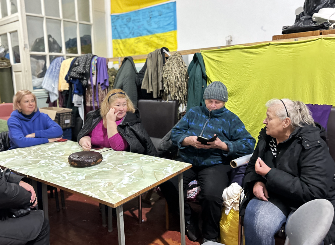 Людмила Сітякова на фото праворуч.