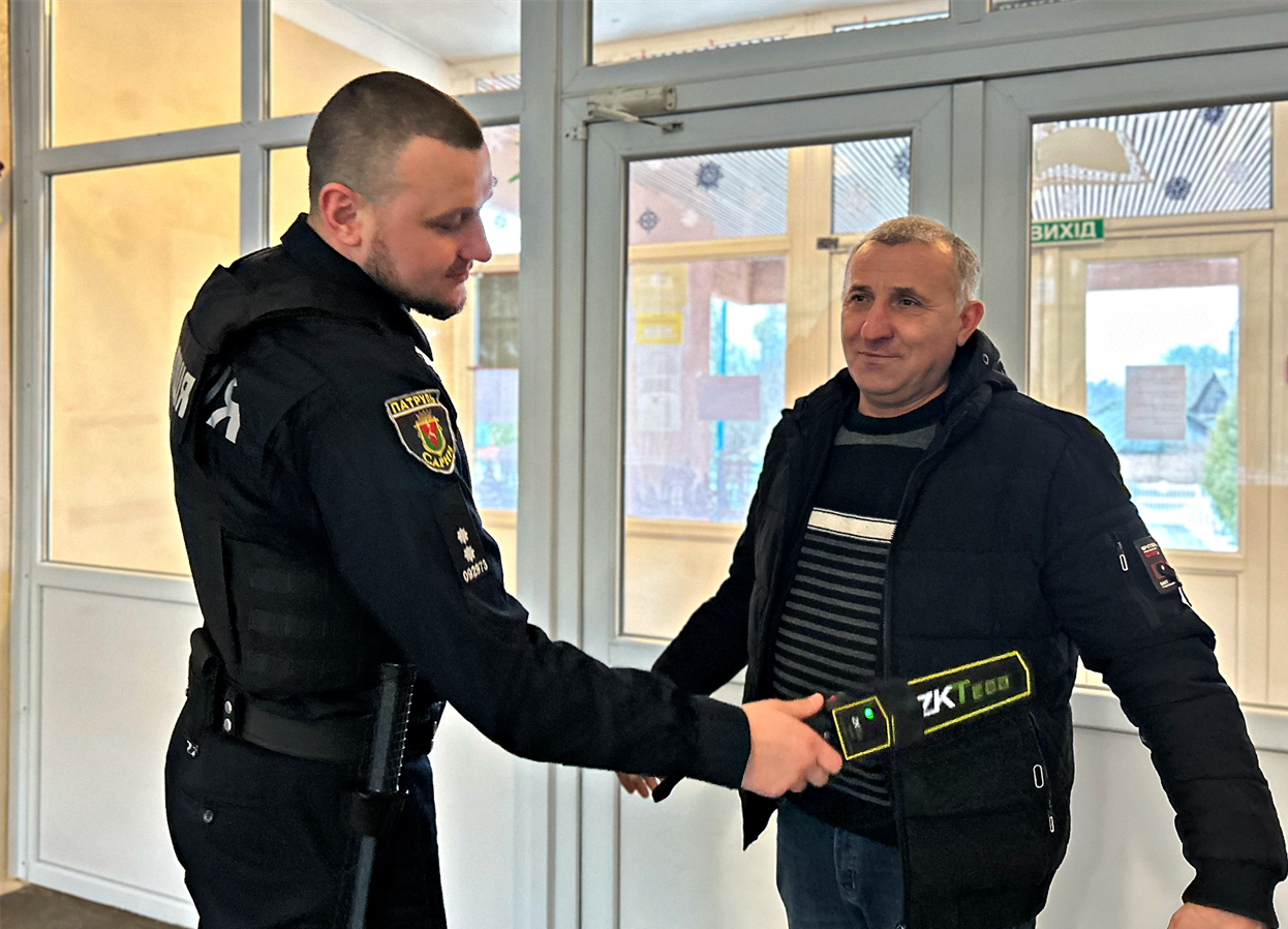 Роман Смулка працює з металодетектором.