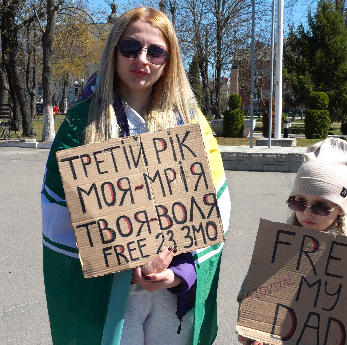 Марина з донькою на акції.