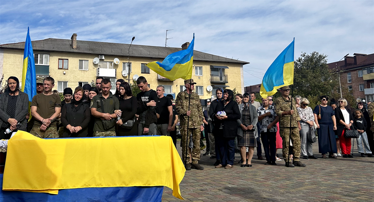 Рідні загиблого воїна.