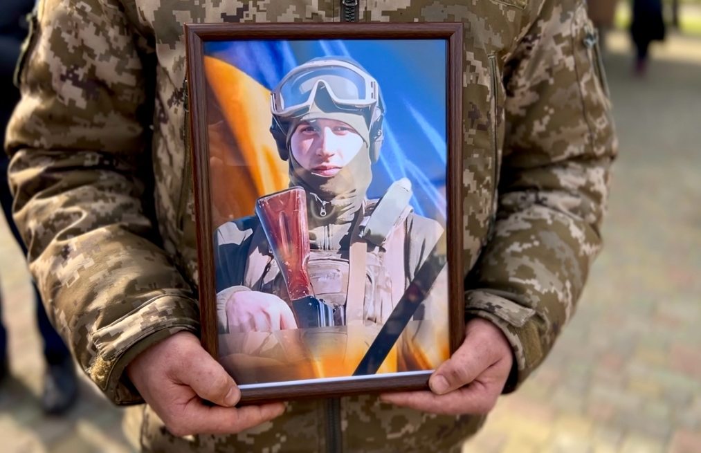 Портрет загиблого воїна Романа Остаповця.