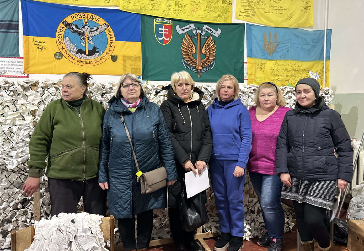 В’язальниці з керівницею волонтерського центру «Сарни» Тетяною Жабчик (зліва).