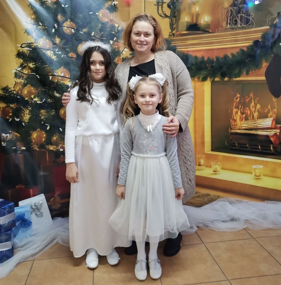 Мама Інна з доньками Ельвірою та Вікторією.