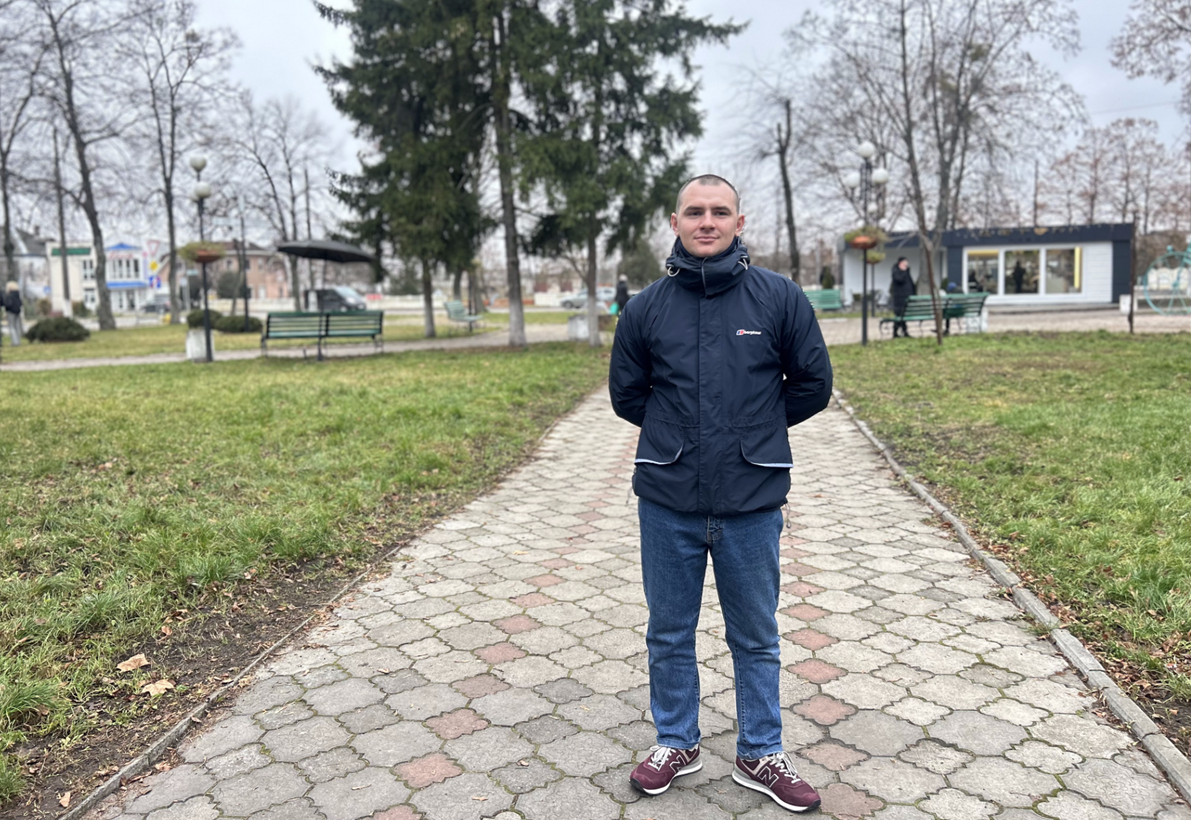 Михайло продовжує працювати над відновленням функціональності ноги та може пересуватися без милиць.