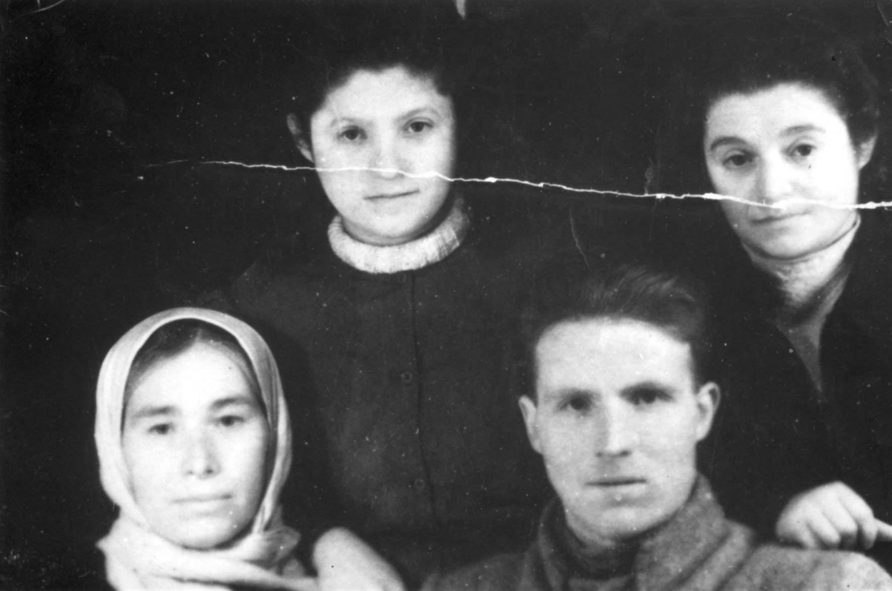 Артем і Зінаїда Нікітчуки (сидять), Зіва і Йона (стоять)