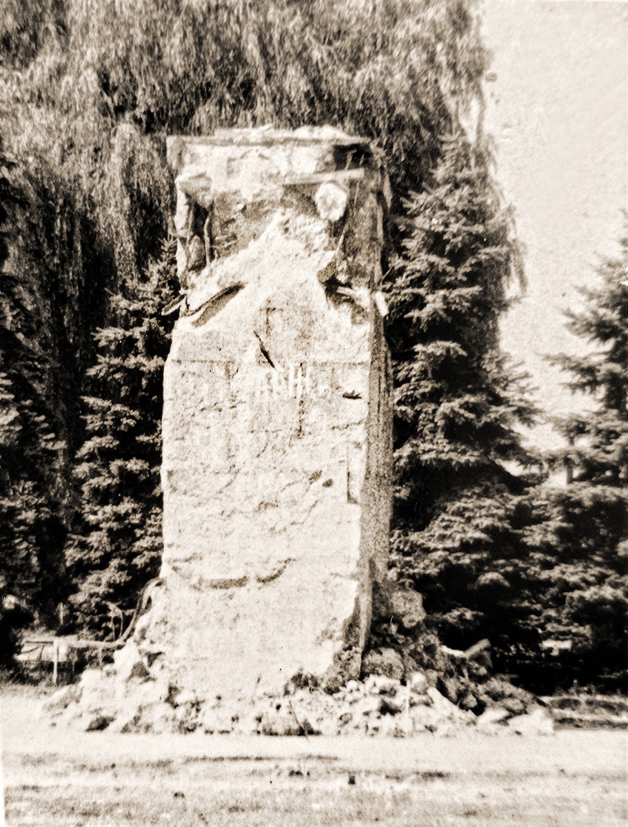 Центральна площа. 1992 рік. Постамент вже без Леніна.