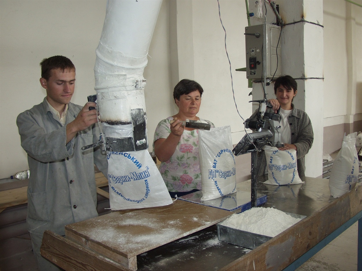 Робочий процес на Сарненському комбінаті хлібопродуктів. 2002 рік.