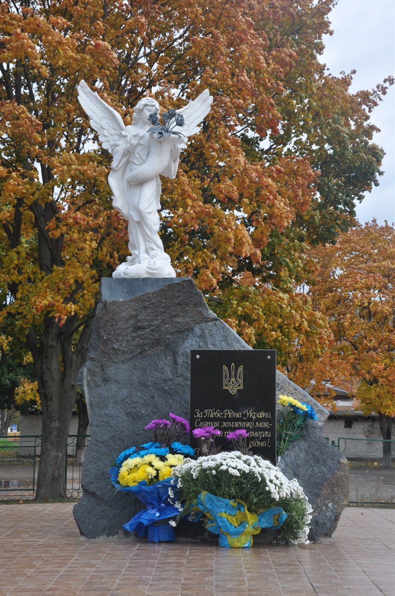  У Сарнах відкрили пам’ятник Героям Небесної Сотні. 2014 рік. 